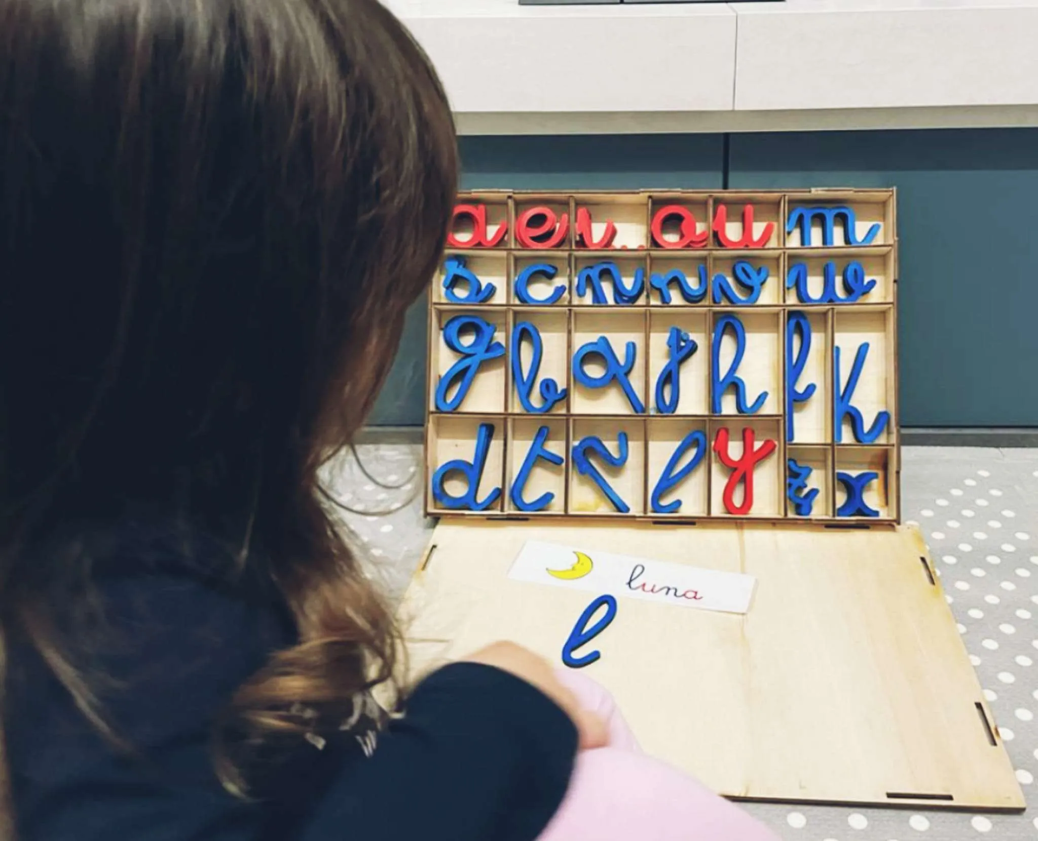 KIT ALFABETARIO MOBILE MONTESSORI IN LEGNO - immagine 4